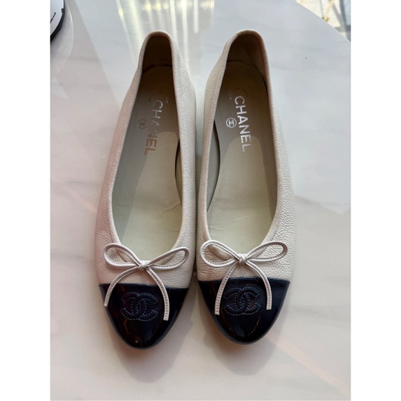 CHANEL Two-Tone White and Black Flats - Picture 1 of 11
